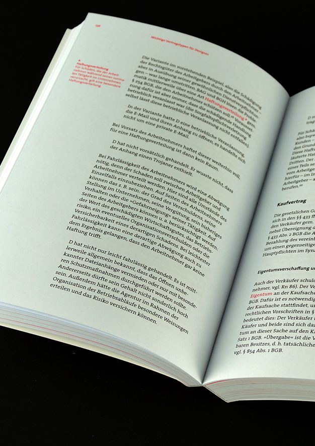 Aufgeschlagene linke Buchseite mit Text.