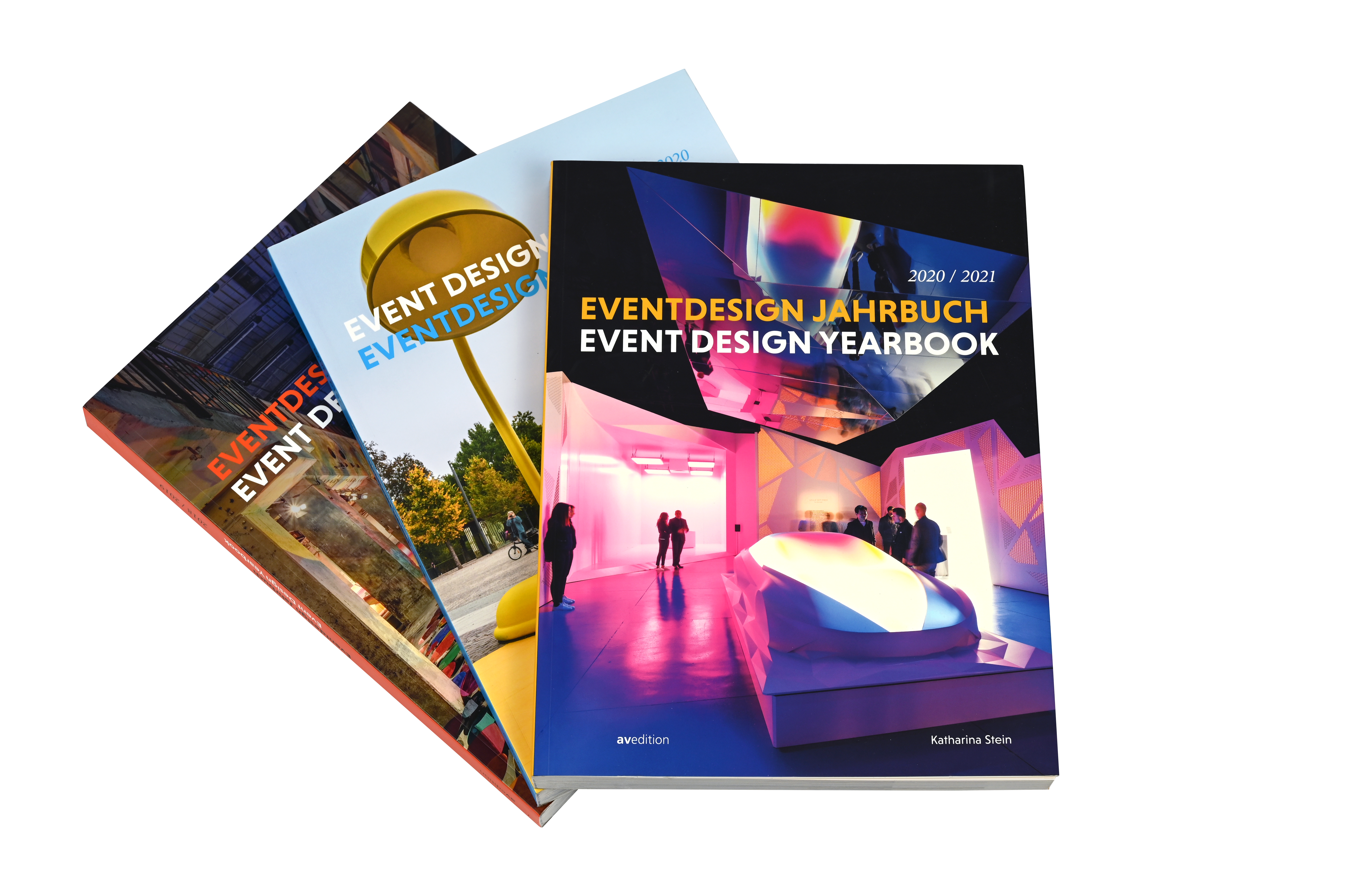 Bandel aus drei fächerartig übereinandergestapelten Ausgaben des Eventdesign Jahrbuchs.