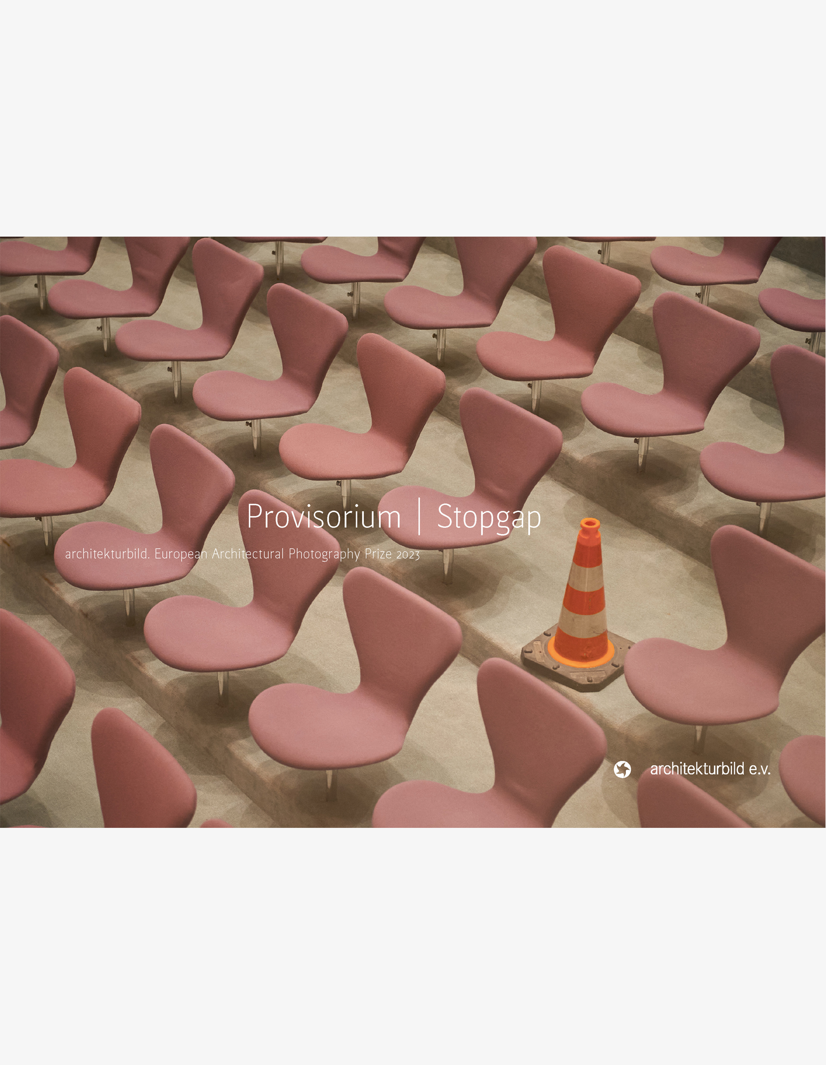 Querformat-Cover mit altrosa Stühlen, befestigt auf einer Publikumsempore. Eine Lücke in einer der Reihen ist durch eine Pylone gefüllt.