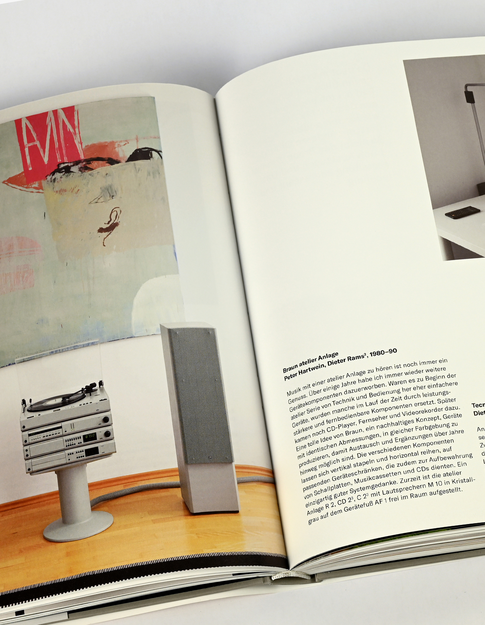 Aufgeschlagene Buchseiten: Auf der linken das Bild einer von Dieter Rahms entworfenen Braun Audio-Anlage mit Standfuß neben Lautsprecherbox in einer Wohneinrichtung, auf der rechten Beschreibungstext.
