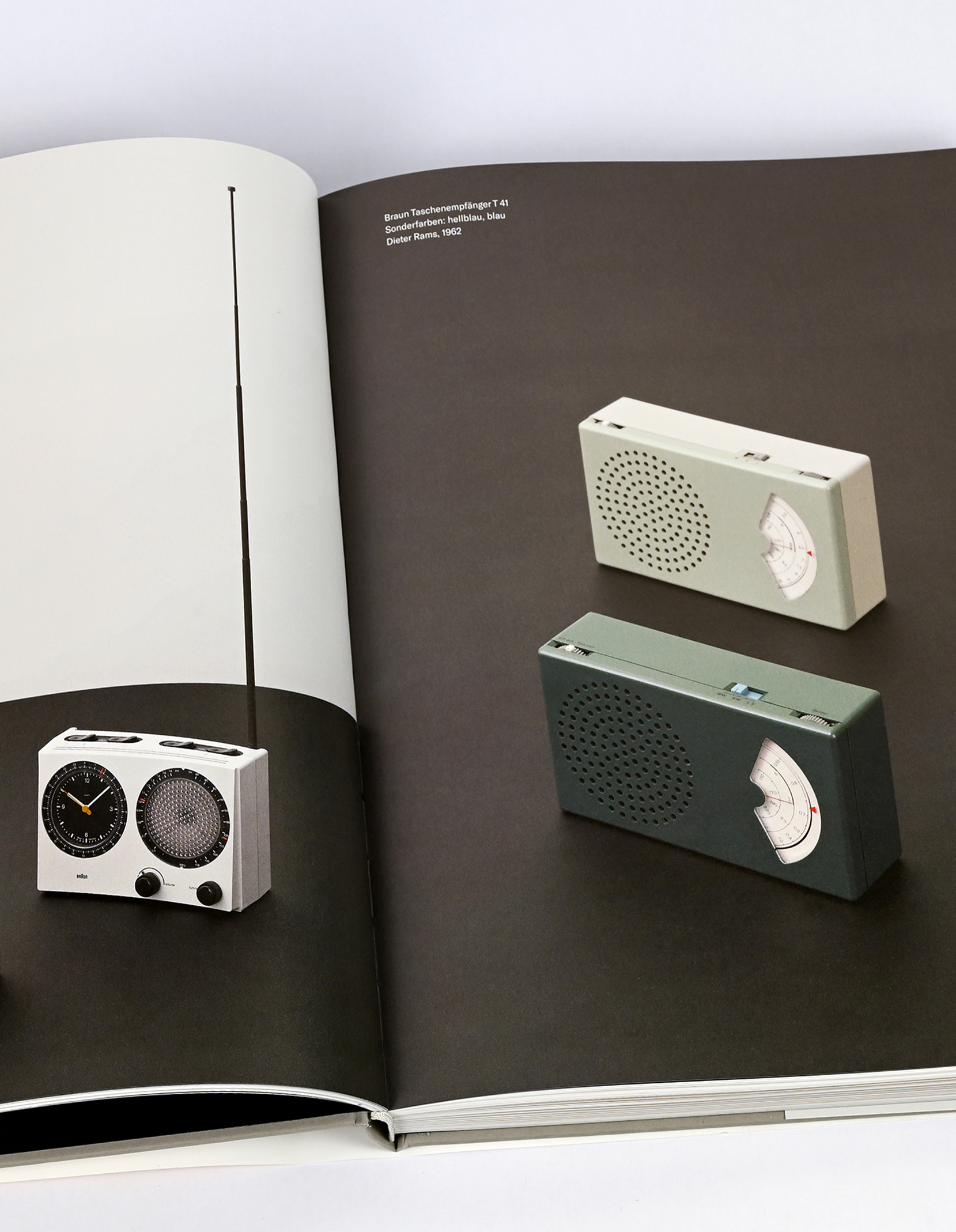 Aufgeschlagene Buchseiten: Drei Braun Taschenempfänger-Radios aus den Sechzigern.