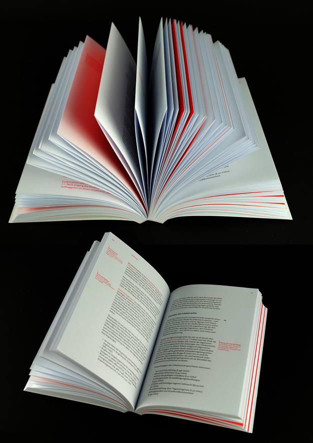 Collage aus zwei aufgeschlagenen Büchern untereinander, das obere fächerförmig.