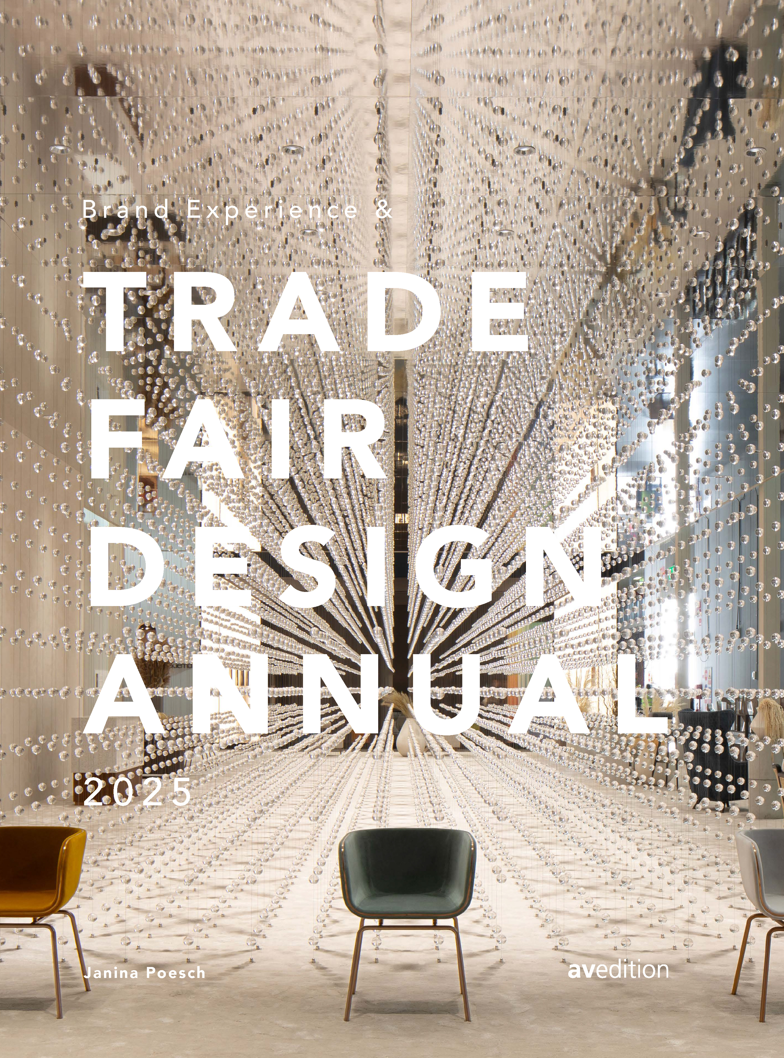Brand Experience & Trade Fair Design Annual 2025 Cover mit Innenbild einer Messestand-Installation: Hunderte Glaskügelchen verlaufen in Bahnen durch einen hell erleuchteten Markenraum zu einem zentralen Fluchtpunkt, im Vordergrund drei Designerstühle.