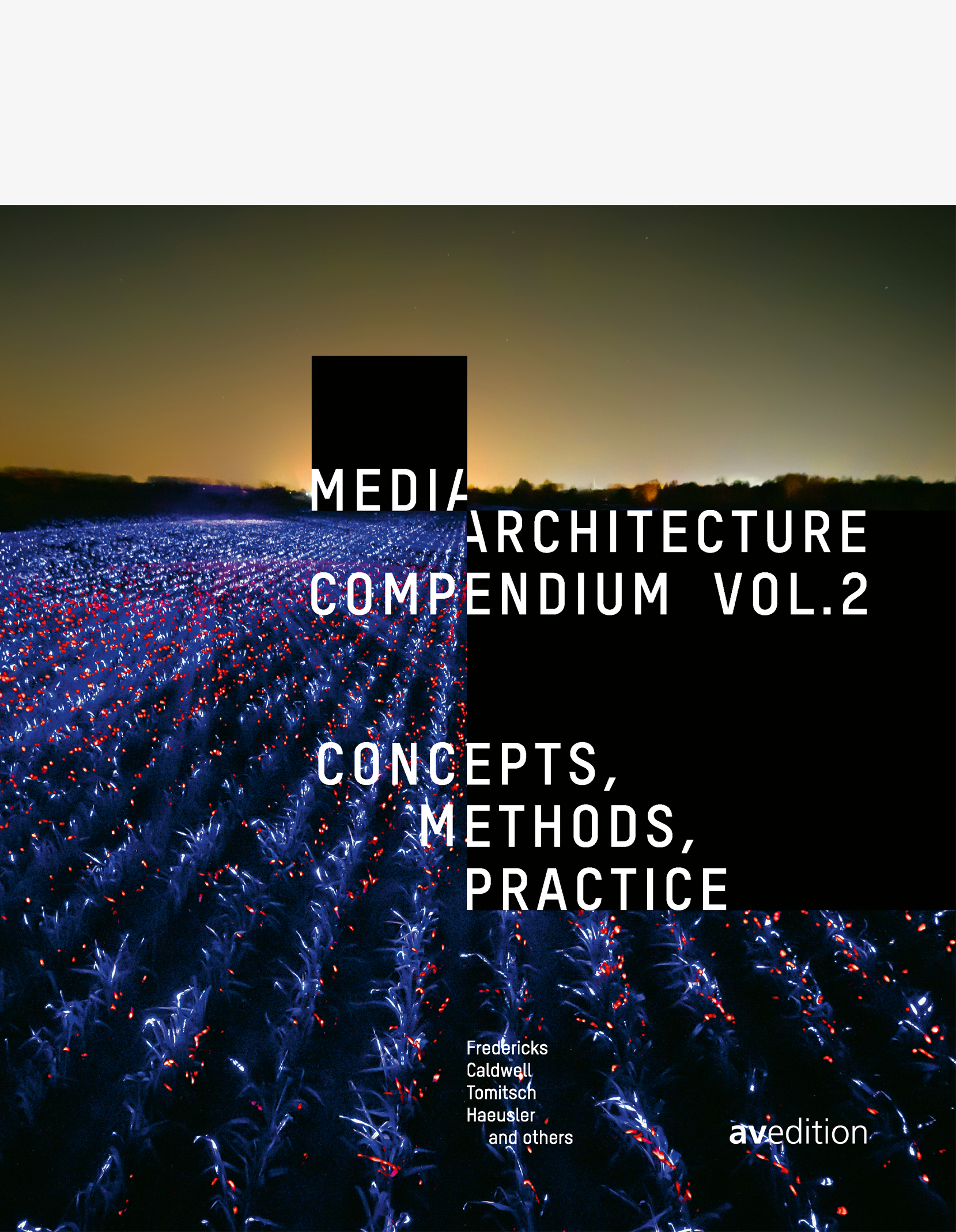 Cover mit nächtlichem Ackerfeld, das durch eine rot-blaue Illuminierung verfremdet ist. Im Hintergrund zeichnet sich in gelblichem Schein ein monolithischer Kubus ab.