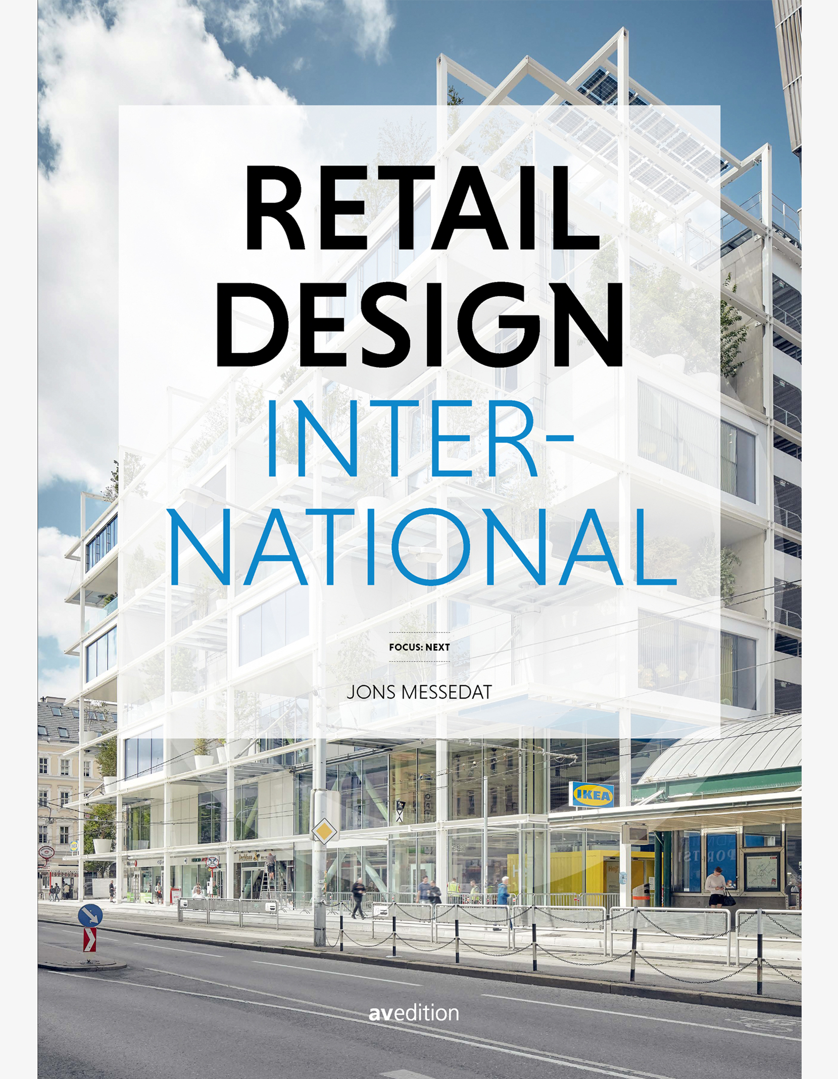 Cover mit Straßenansicht eines 7-geschossigen  IKEA-Gebäudekomplexes in offener Konstruktion, die lebendige Einblicke in die gemischte Nutzung erlaubt. Es dominieren Beton, Glas und Grünpflanzen vor blauem Himmel.