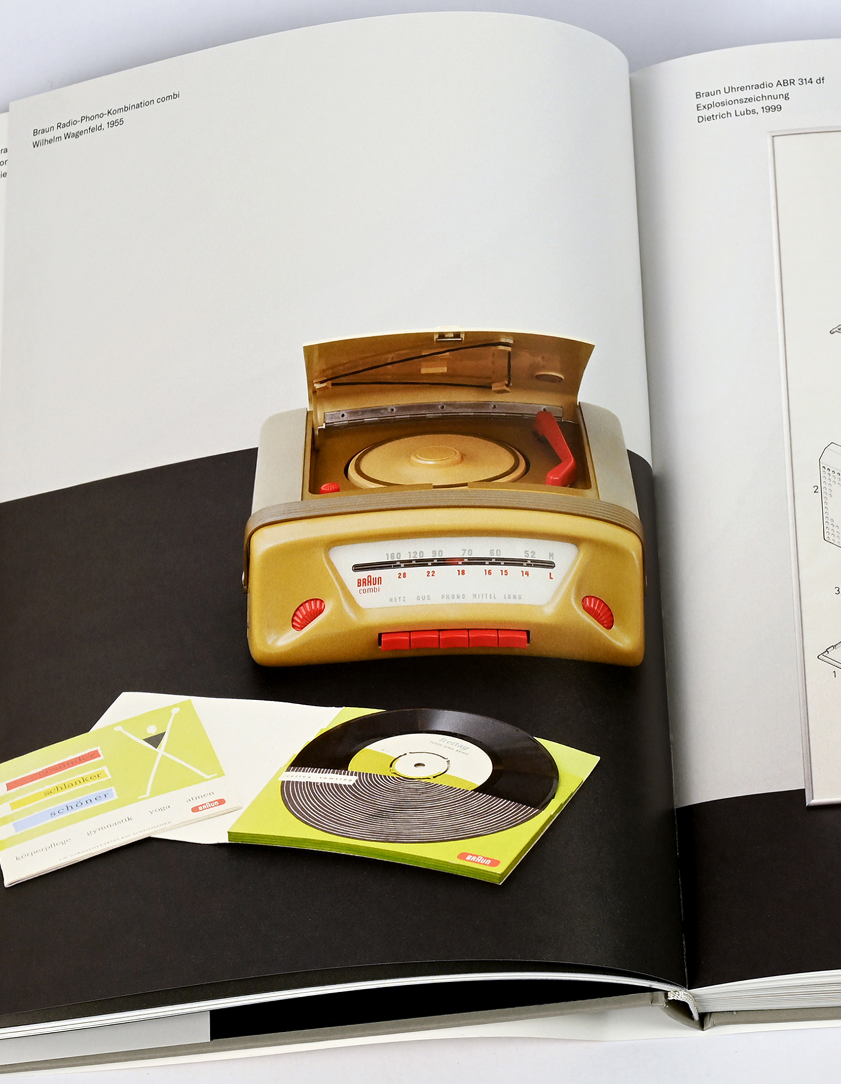 ufgeschlagene Buchseite: Braun Audio-Phono-Kombi aus den Fünfzigern mit Schallplatte.