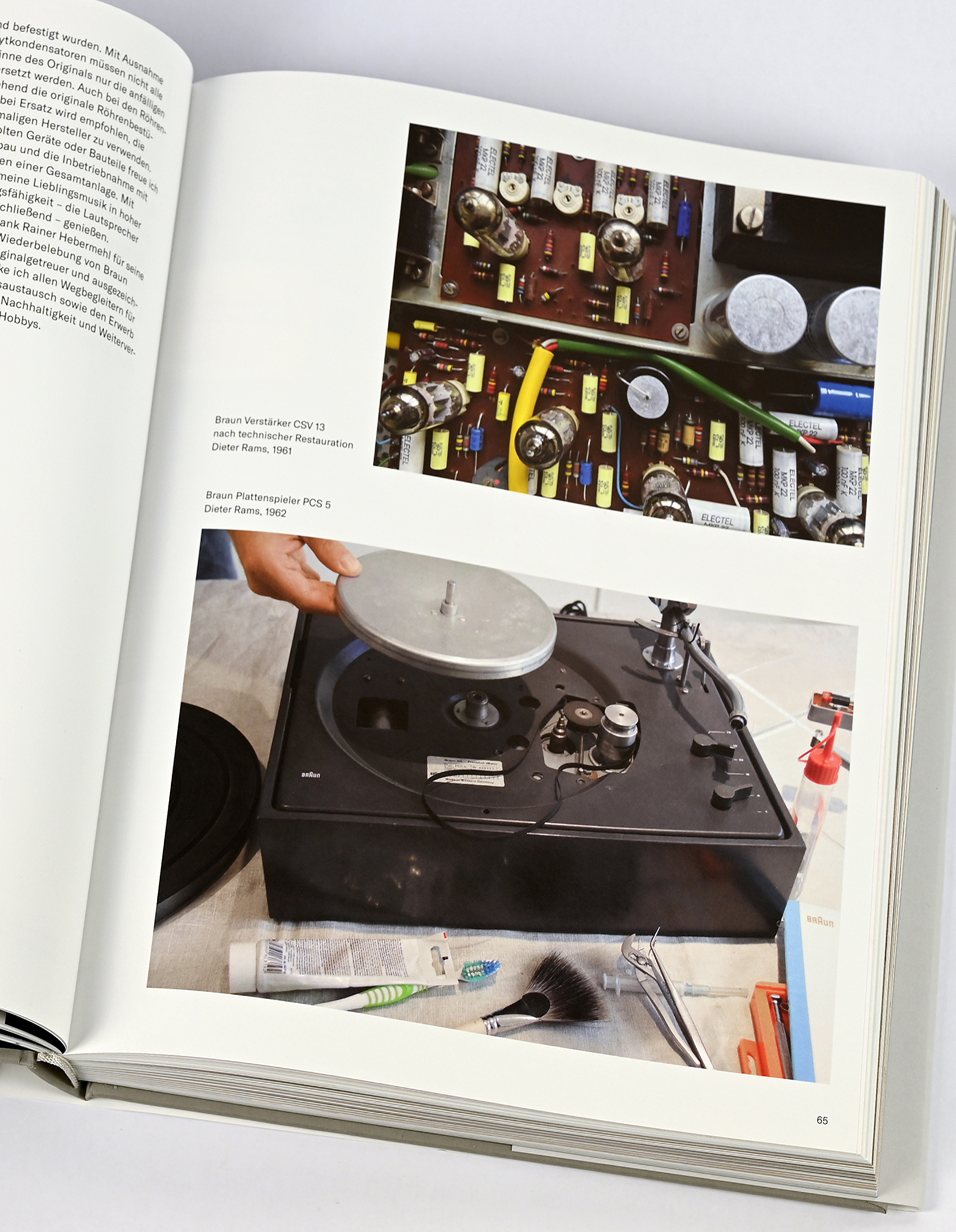 Aufgeschlagene Buchseite: oben Detailaufnahme eines Braun Verstärkers mit Kabeln und Bauteilen, unten Demonstration eines Braun Plattenspielers von Dieter Rams, beides aus den Sechzigern.