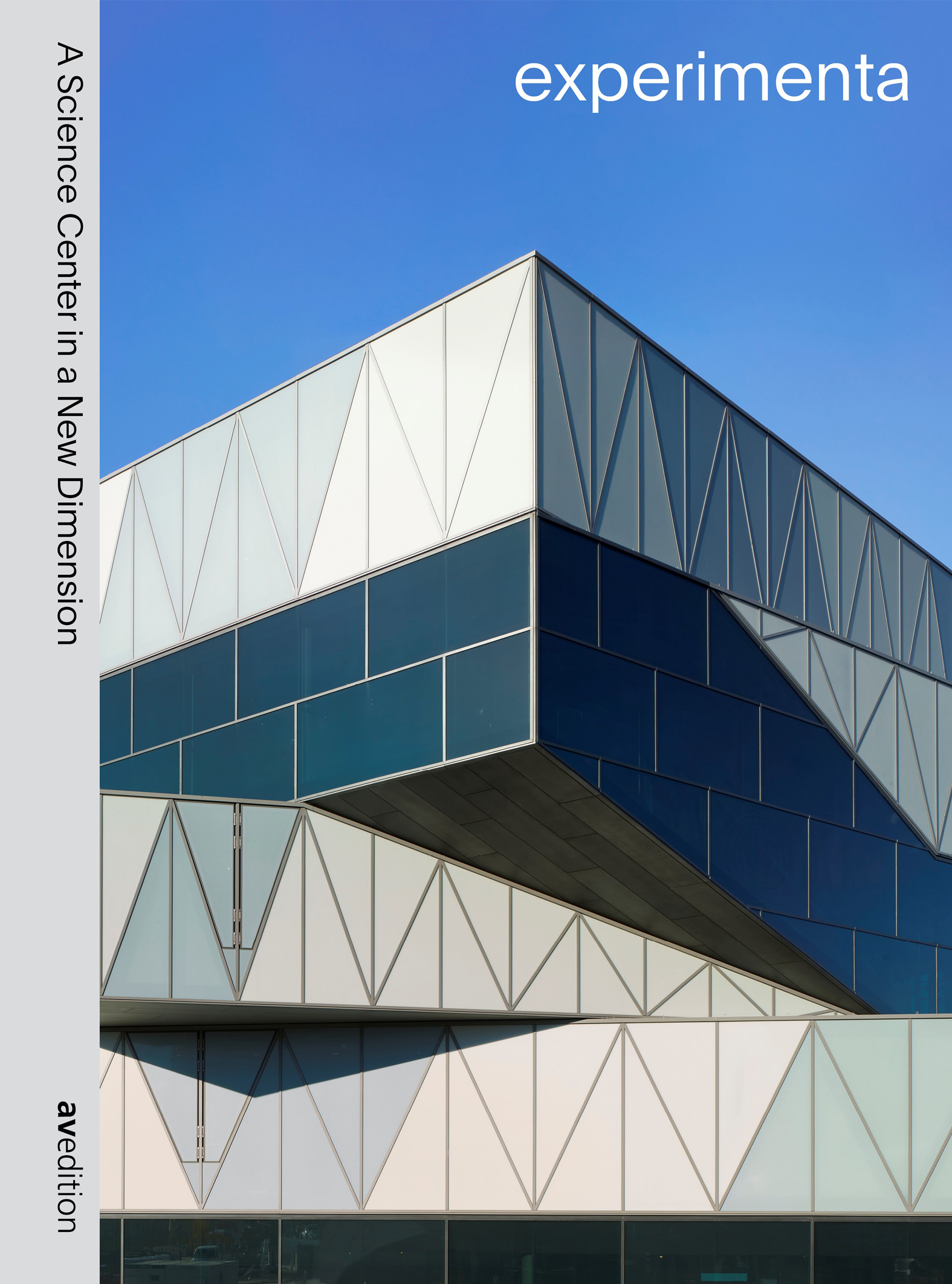 Cover mit den versetzten Kuben des experimenta-Baus als Detailaufnahme vor blauem Himmel. Die hellgraue Einfassung des Rückens schafft links einen Rand mit dem Untertitel.