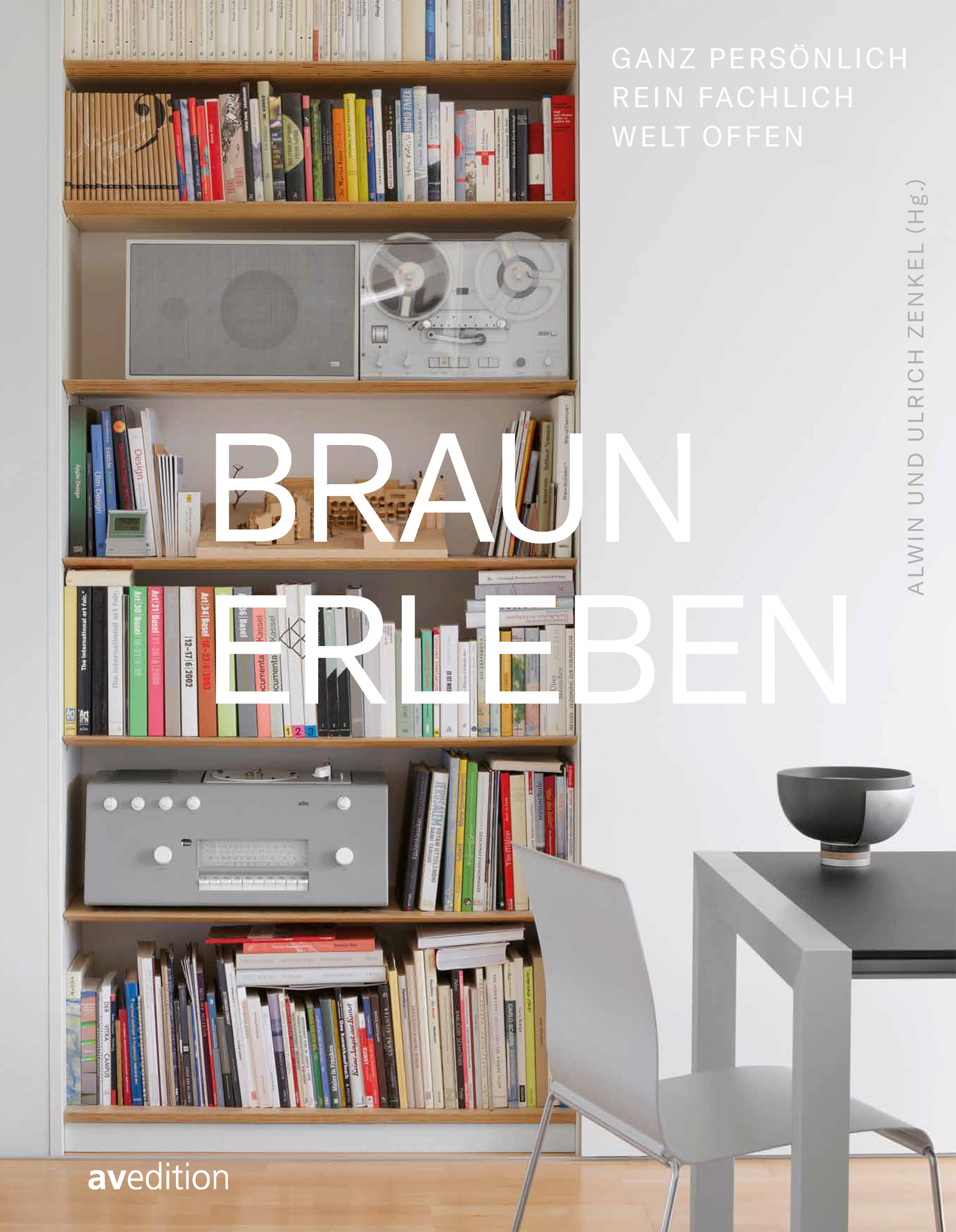 Hohes, freundlich-helles Wohnzimmerregal voll mit Büchern und Braun Audio-Geräten.