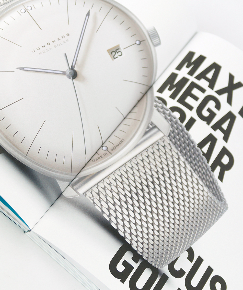 Aufgeschlagene Doppelseite eines Focus Gold Gewinners: große Abbildung einer Armbanduhr und plakative Lettern im weißen Hintergrund.