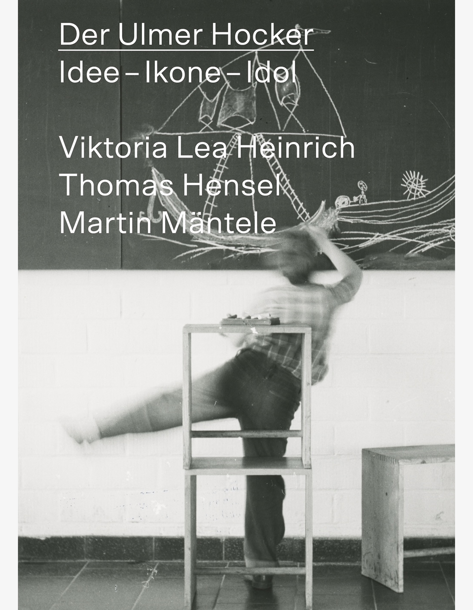 Der Ulmer Hocker. Idee – Ikone – Idol Cover mit historischem Schwarz-Weiß-Bild eines Ha Ef Geh-Schülers von hinten, der etwas an eine große Tafel skizziert. Groß im Vordergrund und neben ihm stehen zwei Ulmer Hocker.