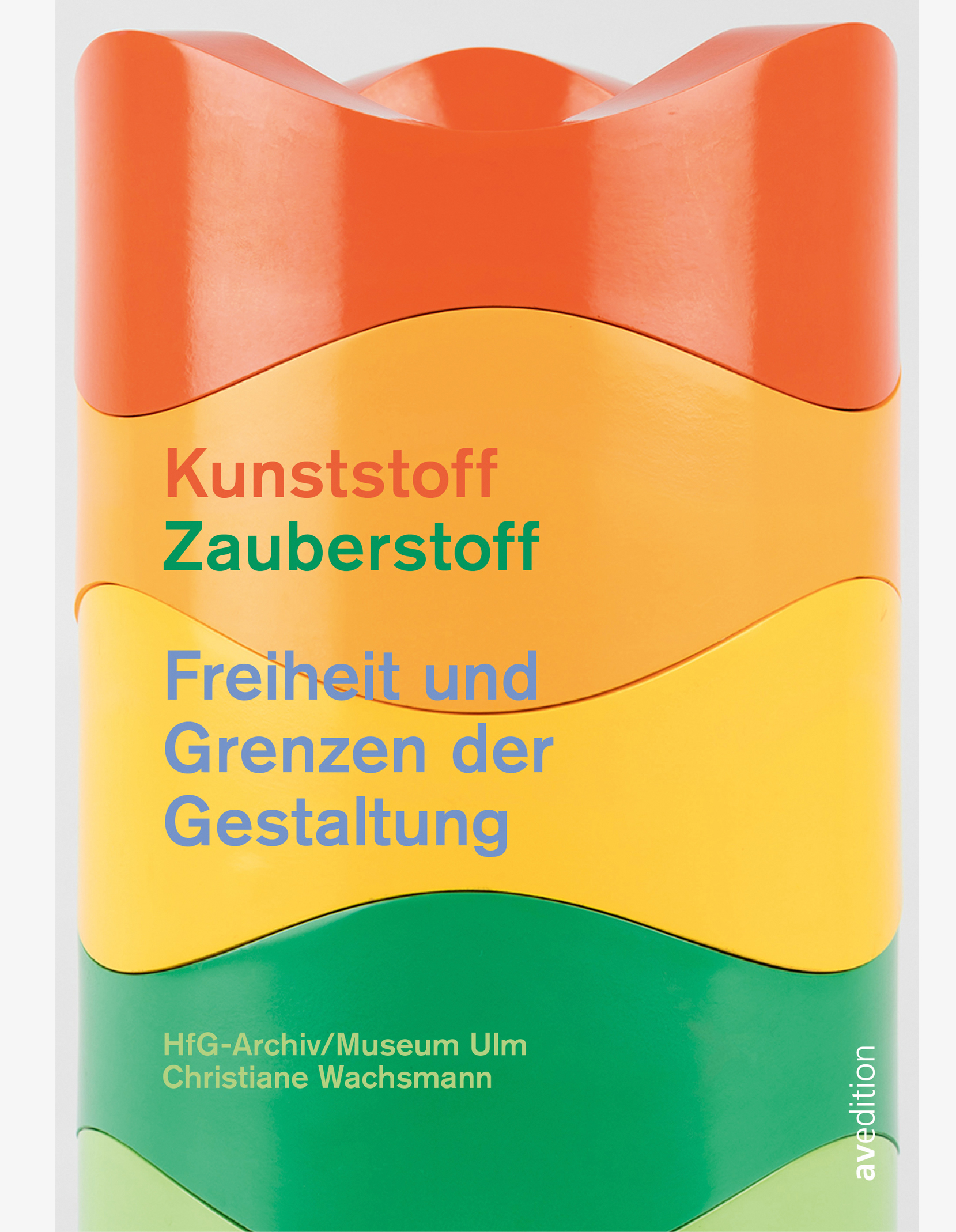 Kunststoff – Zauberstoff  / Freiheit und Grenzen der Gestaltung Coverfüllende Nahaufnahme eines Turms aus 5 stapelbaren Plastik-Aschenbechern von Walter Zeischegg in Hellgrün, Dunkelgrün, Gelb, Orange und Rot mit ihren wellenförmigen Rändern.