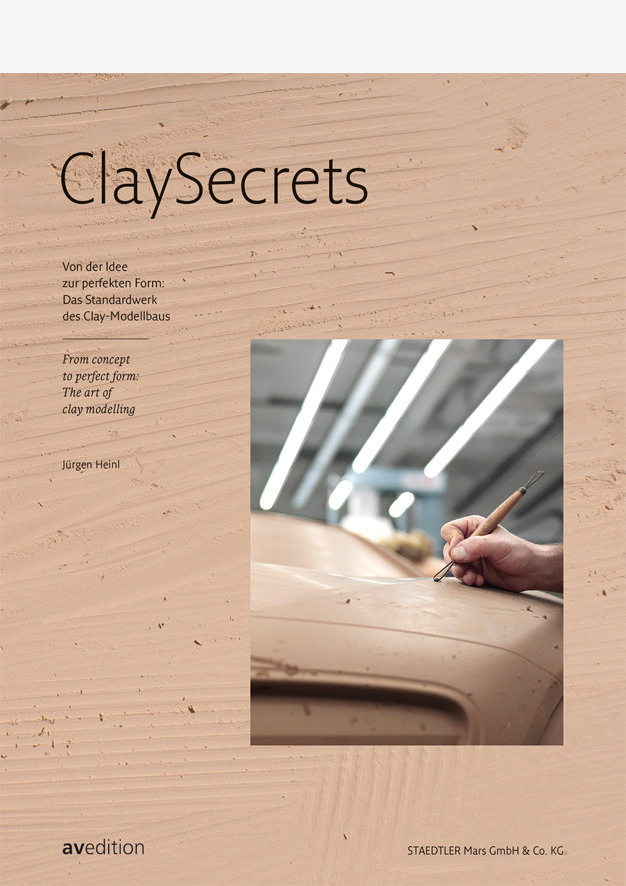 Cover mit Abbildung einer Hand, die in einer Werkstatt mit Modellierstift am Tonmodell eines Autos arbeitet. Die Fläche hinter dem Foto greift die Oberfläche des Modells auf.