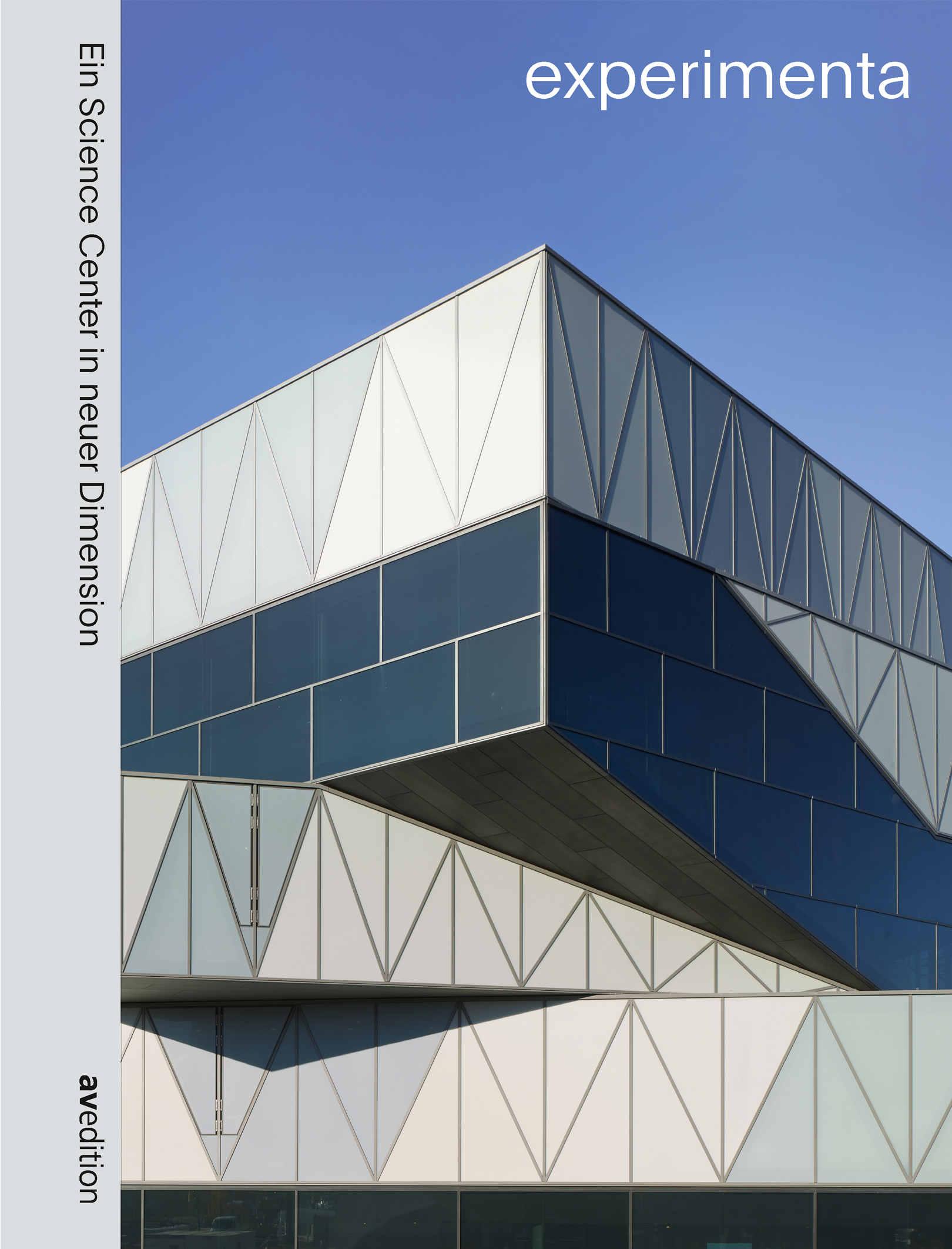 Cover mit den versetzten Kuben des experimenta-Baus als Detailaufnahme vor blauem Himmel. Die hellgraue Einfassung des Rückens schafft links einen Rand mit dem Untertitel.